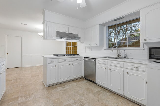 Photo - 225 Aurore Ave