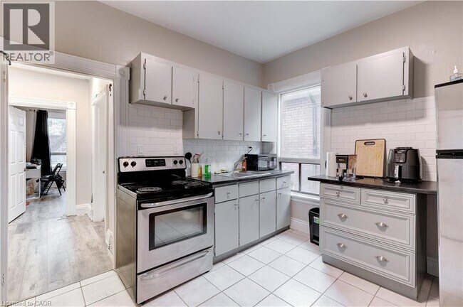 Photo - 285 Hess St S