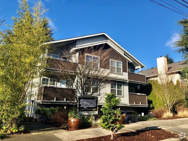 Building Photo - Vaulted Ceilings, Fireplace, LVP Flooring,... Unit 302 Rental