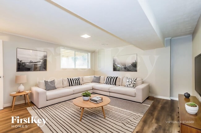 Photo - 568 Dixon Rd