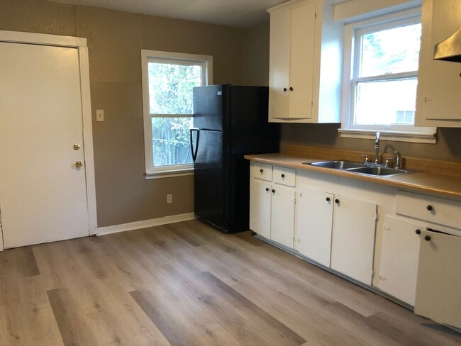 Photo - Nice 2 bedroom/1.5 bathroom house with fully fenced yard!