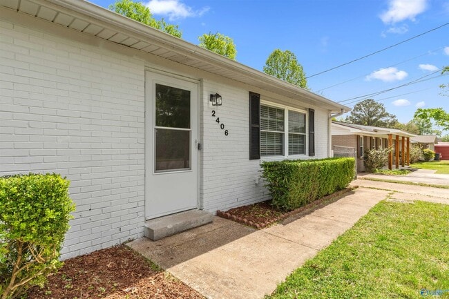 Photo - 2406 Yorkshire Dr SW