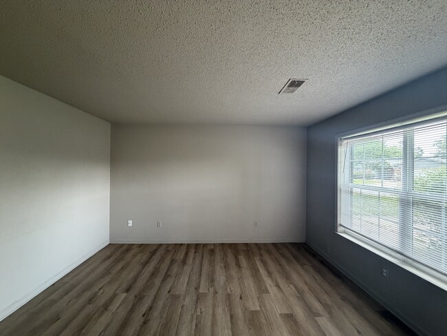 Photo - 905 Maple Dr