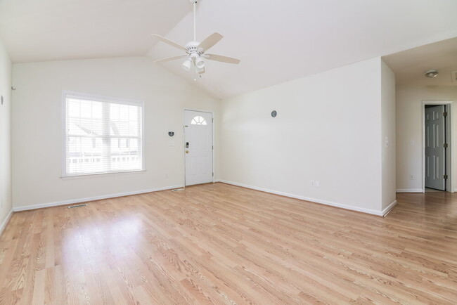 Photo - 525 Groveton Trail