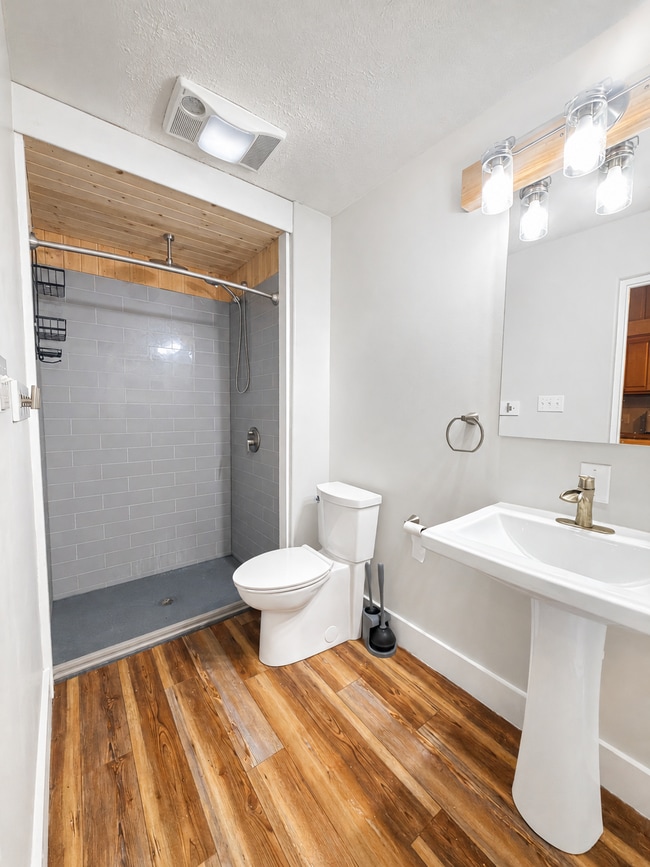 Photo - 315 W 17th St