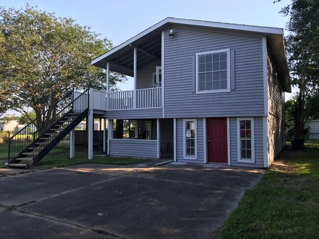 Building Photo - Gorgeous and spacious home in Danbury, Just remodeled and move in ready!