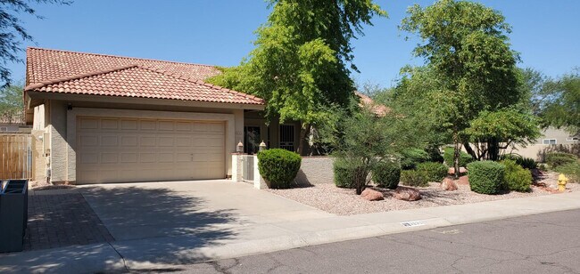 Front yard with 2 car garage, courtyard with sitting area and landscape included in the rent - 3630 E Goldfinch Gate Ln House