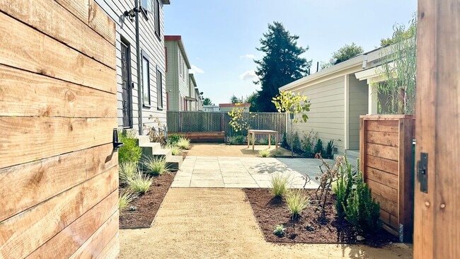Building Photo - Temescal 2BR with Private Yard | Updated U... Unit B