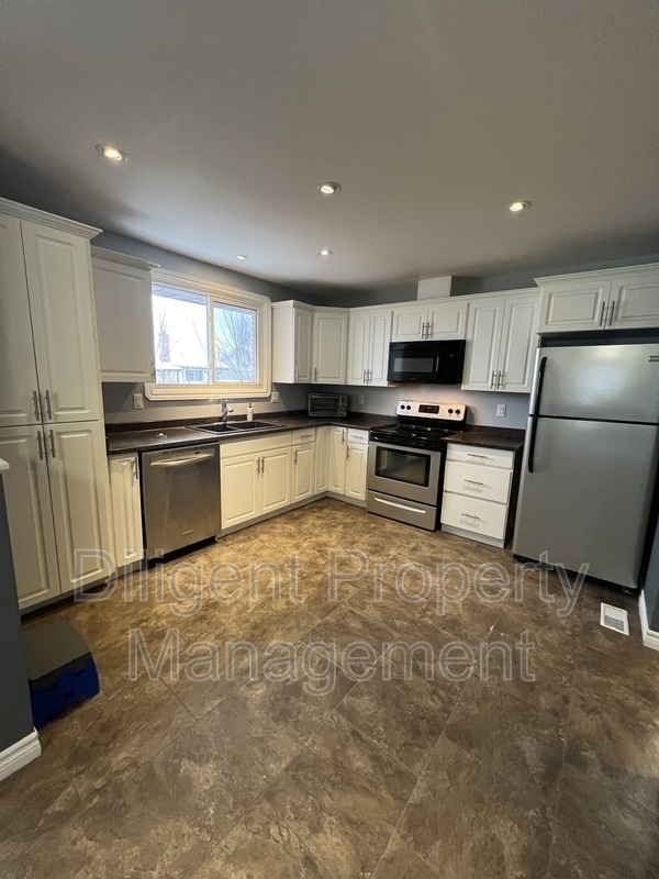 Photo - 596 Garside Dr