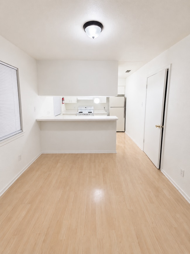 Building Photo - 10819 Baltic Dr Unit 4