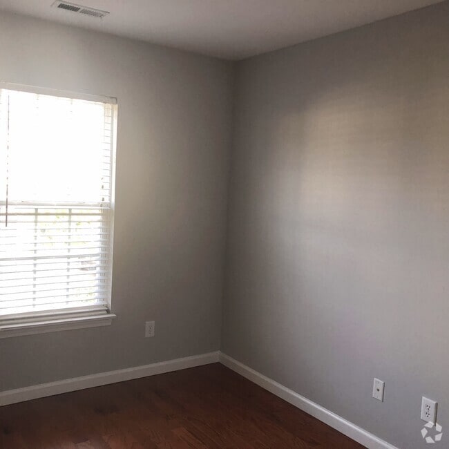 Building Photo - Amazing 3 Bedroom Home in North East Raleigh