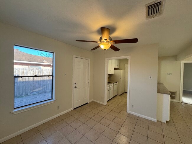 Photo - 8915 Emnora Ln Unidad C