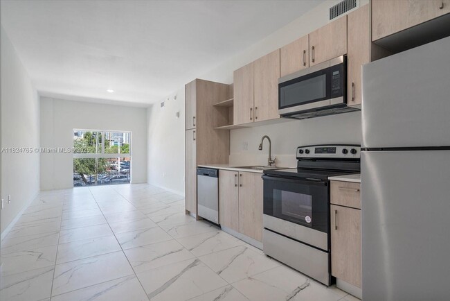 Building Photo - 420 SW 7th Ave Unit 205 Rental
