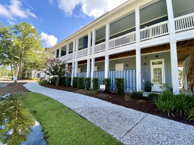 Building Photo - Two Bedroom Apartment, Walking Distance to Downtown Bluffton! Unit 203