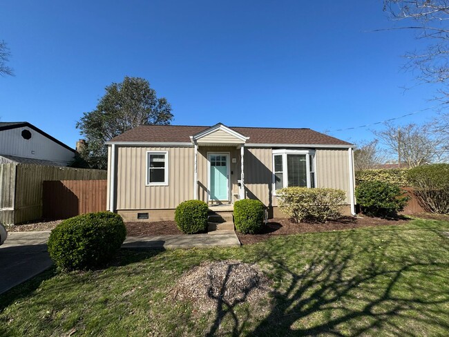 Welcome to this charming bungalow-style ho... - Welcome to this charming bungalow-style ho... House