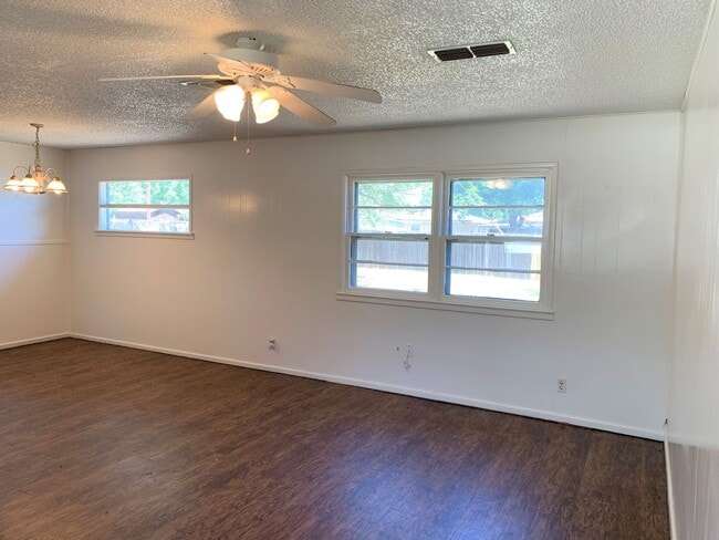Photo - Pre-Leasing 3 Bed 1 Bath
