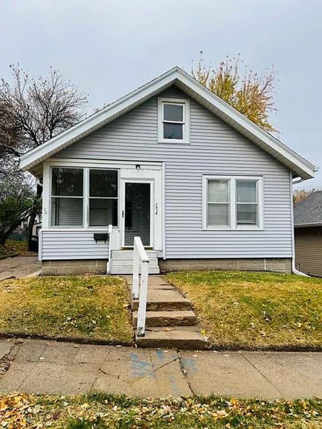 Building Photo - Inviting Home Filled With Natural Light and Historic Charm
