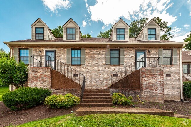 Building Photo - Charming Townhome