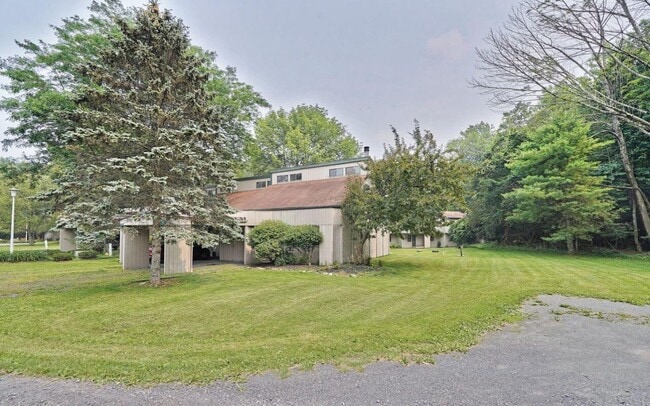 Building Photo - Perfect 3 bedroom Townhome Fantastic Location