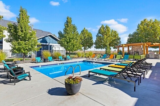 Outdoor Seasonal Pool - Navigator Villas
