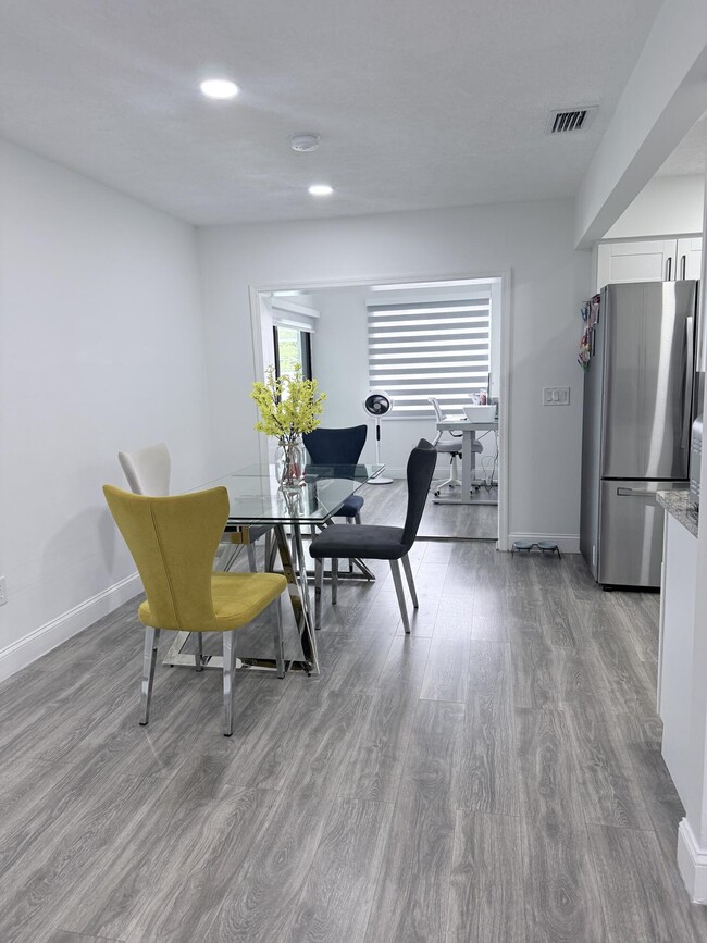 Photo - 302 SW Whitmore Dr