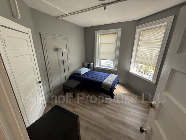 Building Photo - 376 Washington St Rental