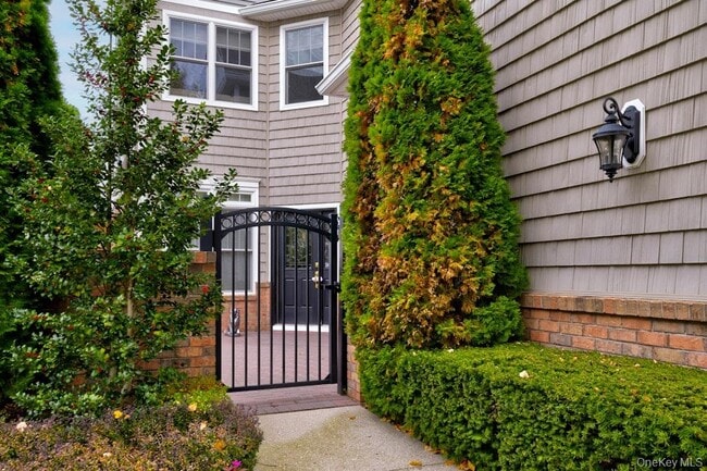 Photo - 702 Equestrian Way