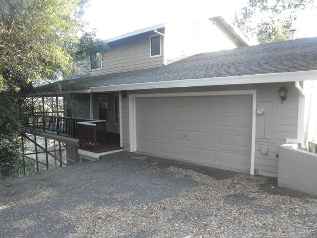 Building Photo - 3 bedroom/2.5 bath in Lake Wildwood, Penn ... Rental