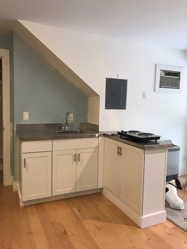 27 Evergreen Ln Unit The Studio