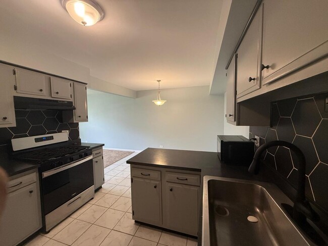 Photo - 1305 Kingsbury Dr