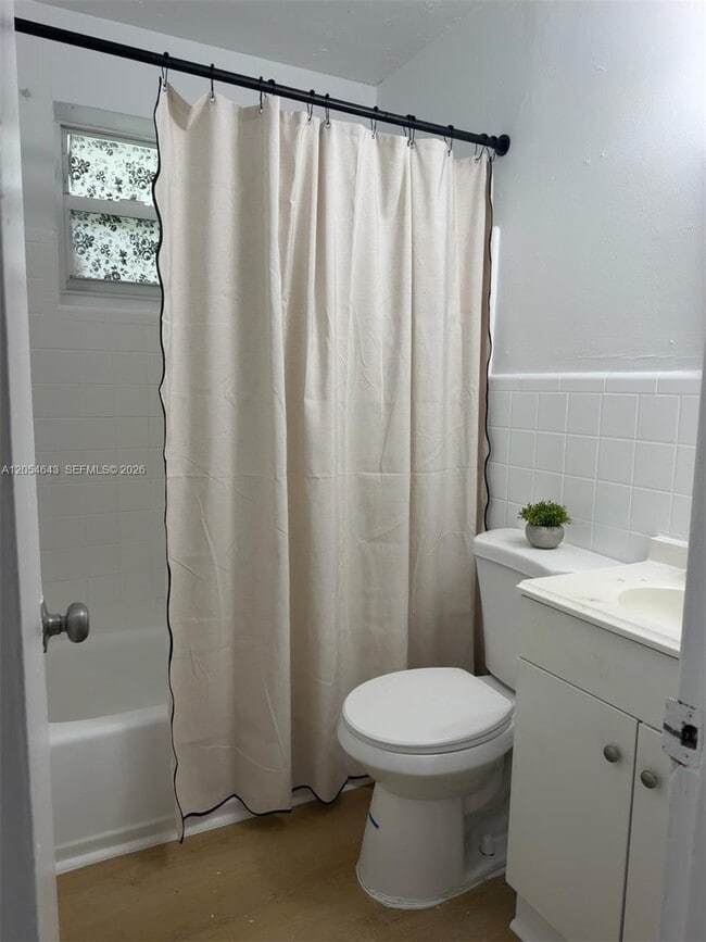 Photo - 1465 W 28th St Unidad 4