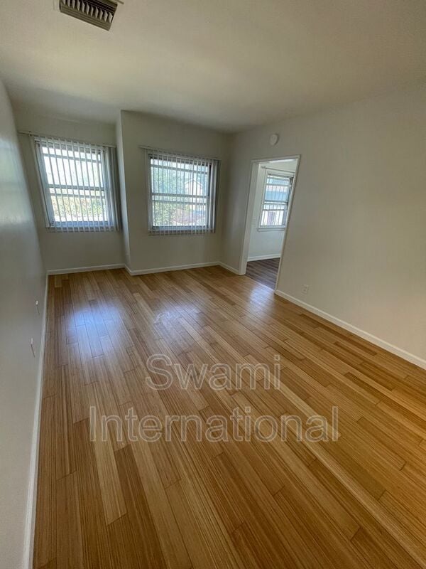 Photo - 833 W 97th St