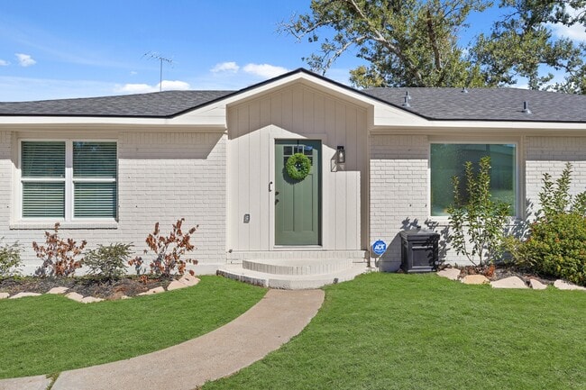 Photo - 712 E Kuehn St