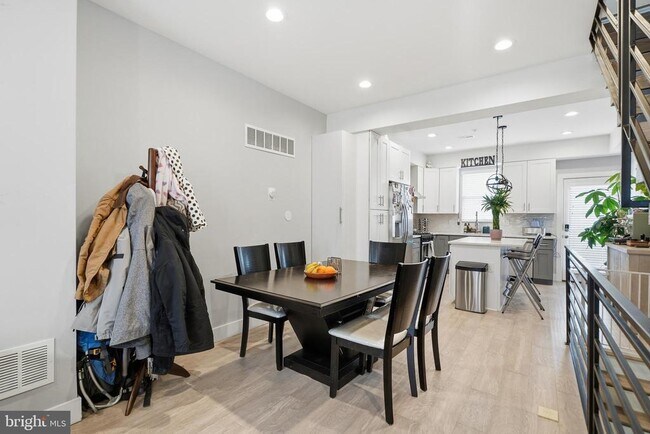 Photo - 1728 Ingersoll St