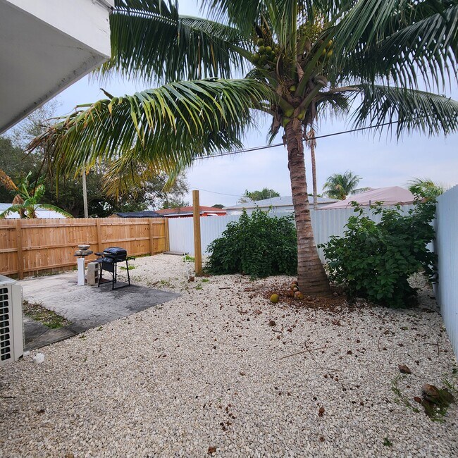 Photo - 870 NW 84th Ter Unidad A