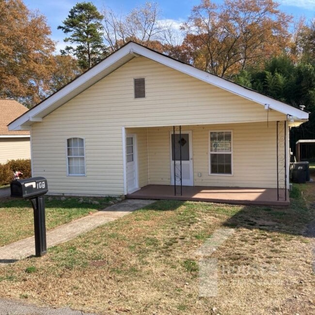 Building Photo - 108 Davis St