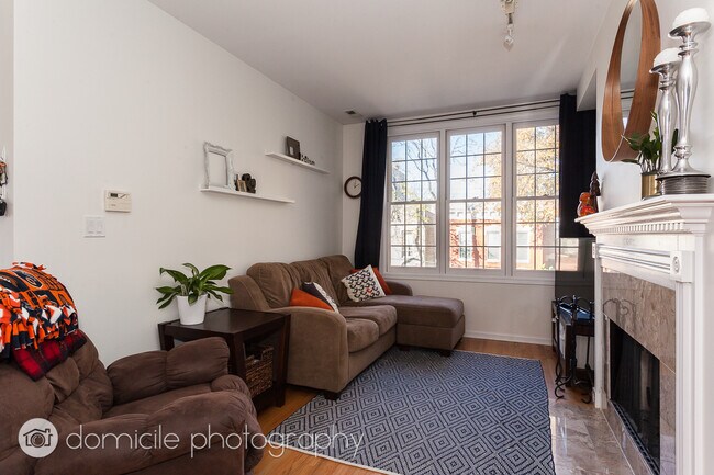 Photo - 1417 W Erie St Unidad #  02