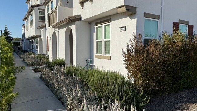Modern Comfort Meets Prime Natomas Living ... - Modern Comfort Meets Prime Natomas Living ... Casa