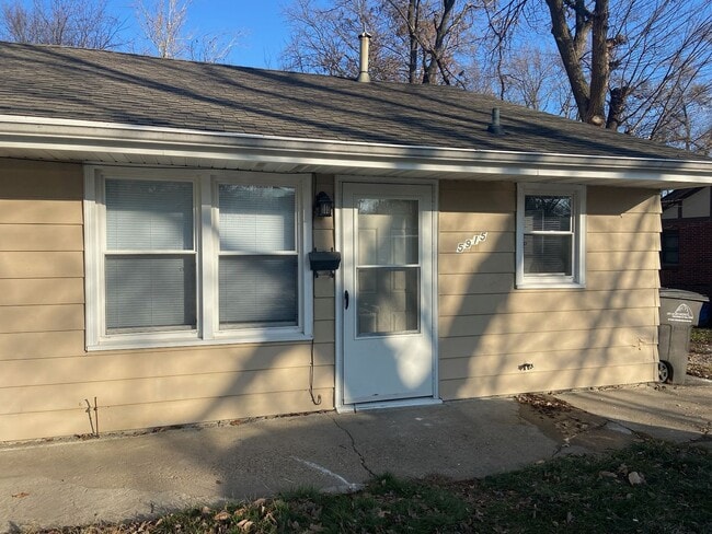 Building Photo - 5915 Urbandale Ave Unit 5915 Urbandale Ave - 5915