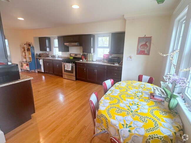 Building Photo - 86 Coolidge Rd Unit 1 Rental