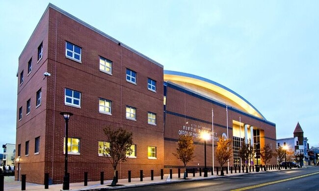 Building Photo - Perfect location, private . Clean , modernized and bright