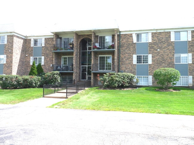 Building Photo - 1619 N Windsor Dr Unit 212