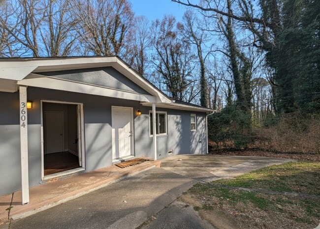 Building Photo - One Bedroom, One bath duplex apartment located in Greenwood Park!