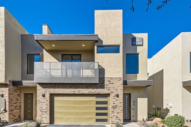 Building Photo - Gorgeous townhome in gated community-fully furnished!