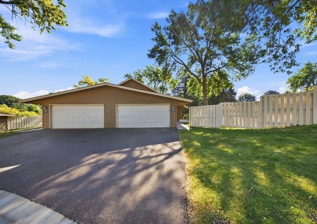 2133 Tamarin Trail