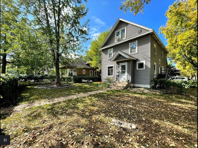 Building Photo - 3900 Lyndale Ave S Unit 1