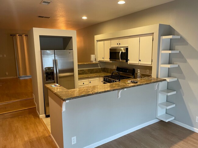 Building Photo - Two Bedroom 1.5 Bath Townhome unit in Standford Park HOA