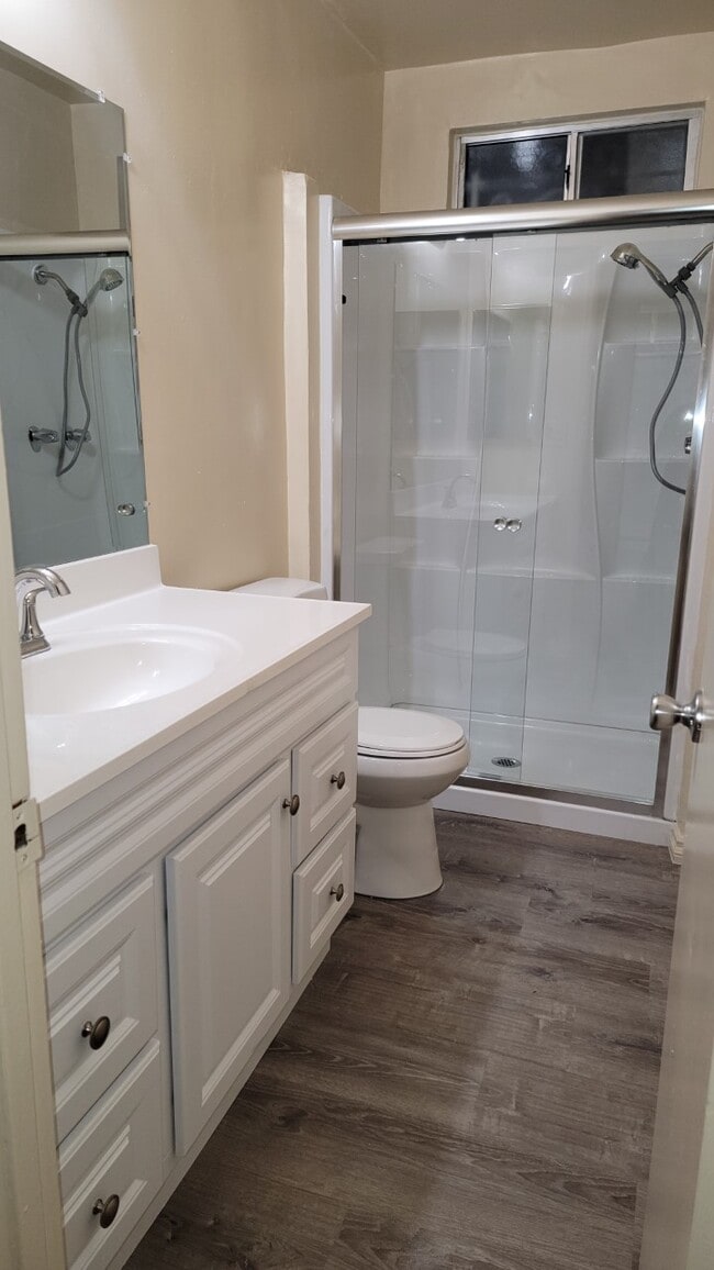 Master Bathroom - 842 N Sycamore Ave Unidad #2