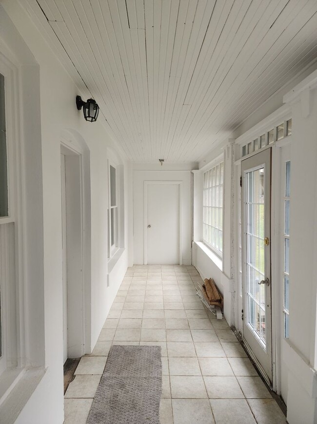 Photo - 350 SW State St