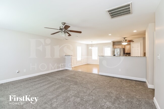Photo - 284 Southcircle Dr NW